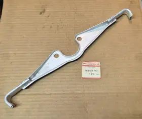 Mb514761 Mitsubishi 1984-1986 Dodge Colt Wagon Nos Front Exhaust Pipe Hanger Bracket